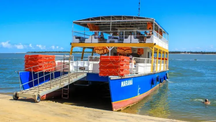 Foz do São Francisco - catamarã na margem