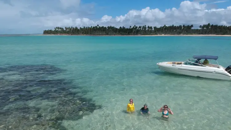 Hibiscus Beach Club - águas cristalinas e embarcação