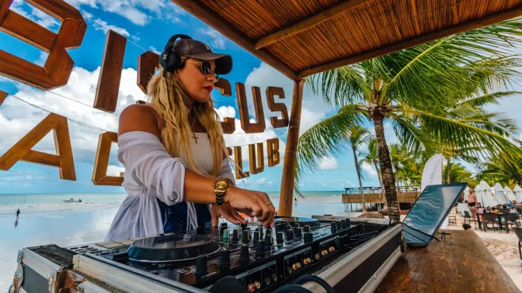 Hibiscus Beach Club - ambiente com DJ à beira-mar