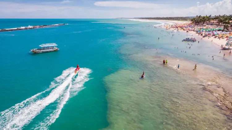 Praia do Francês - faixa de areia e mar cristalino